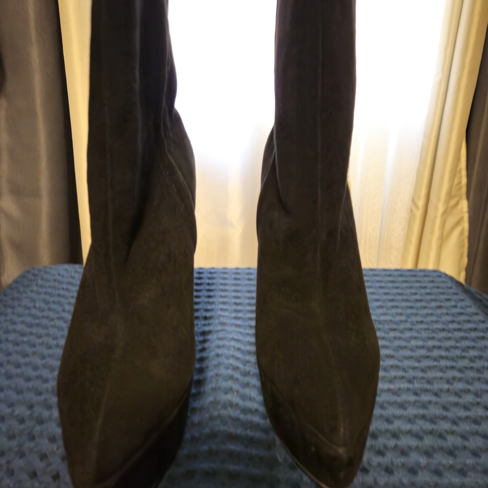 Theory Chic Black Platform Heeled Suede Boots for Women.